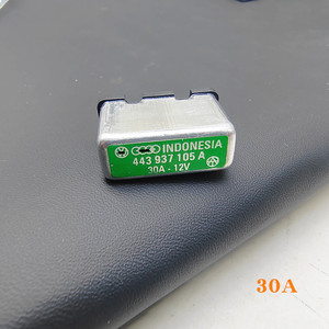 Porte-fusible Volkswagen 443937105B 15A 12V Protection thermique du siège - Product Image 3
