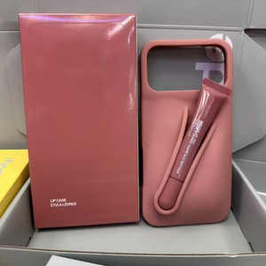 Funda de silicona 3D con brillo labial para iPhone 11 12 13 14 15 16 Pro Max, set de bálsamo labial de goma, cubierta trasera con diseño de lápiz labial - Product Image 1