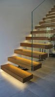 Escalier flottant droit : Design minimaliste, fixations discrètes