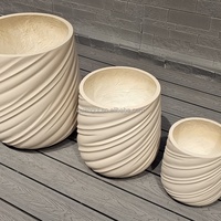 Set Pot Bunga Keramik Modern Dengan Desain Berpilin, Finishing Mengkilap, Pot Tanaman Indoor Gaya Minimalis Warna Beige