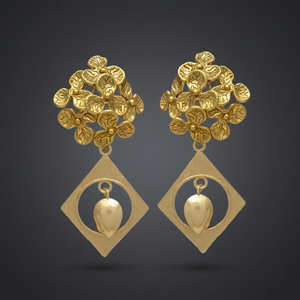 Boucles d'oreilles pendantes à clous, motif bouquet floral doré mat, cadre losange, motif graine, en laiton plaqué or 18 carats, style botanique, ethnique, pour mariage - Product Image 2