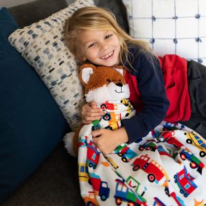 Confort doux et confortable, idéal pour les tout-petits, les voyages et la garderie - Trains, avions et camions, couverture en peluche pour bébé - Product Image 5