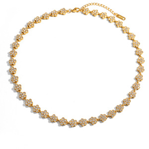 Collier avec pendentif fleur en acier inoxydable plaqué or 18 carats, minimaliste, luxueux, à porter au quotidien - Product Image 5