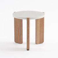 Table basse moderne en bois avec design au sol bas, forme ronde, pieds en bois
