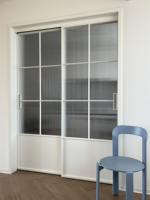 Puerta Corredera Moderna de 4 Paneles de Vidrio, con Marco Delgado y Rejilla Arqueada, Vidrio Estriado, para División Interior de Lujo en Terrazas Acristaladas