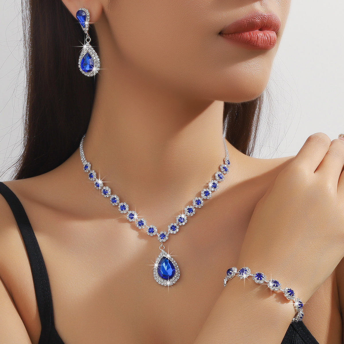 Parure fantaisie métal collier et boucles d’oreilles clous jeton violet
