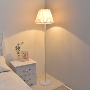 Lampe sur pied classique en tissu moderne pour la décoration de la maison, lampe sur pied vintage à tige haute pour la chambre à coucher, le salon - Product Image 1