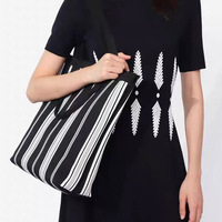 Sac fourre-tout décontracté en polyester tissé texturé vertical, style luxe léger, double usage pour le trajet quotidien, fermeture éclair, vente en gros usine
