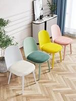 Tables et chaises de style café pour l'intérieur de restaurants modernes : tables et chaises blanches, mobilier de café : chaises orange