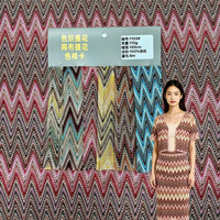 Tissu en maille jacquard extensible teint en fil 100 % polyester à rayures ondulées pour maillots de bain, vêtements de sport et matériaux textiles