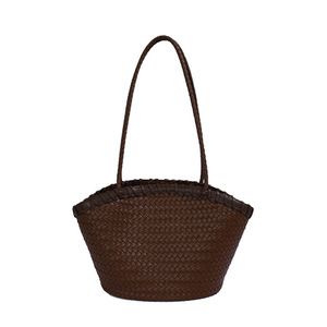 Sacs à bandoulière spacieux en paille naturelle tressée, style bohème rustique, avec perles en bois et pompons, faits à la main - Product Image 2