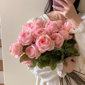 ช่อดอกกุหลาบสีชมพูประดิษฐ์ของหลิว ยี่เฟย ดอกไม้ผ้าไหมเสมือนจริงสำหรับตกแต่งงานแต่งงานและใช้เป็นพร็อพถ่ายรูป - Product Image 2