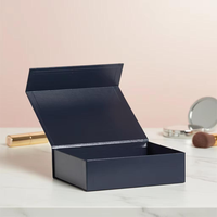 Boîte cadeau de luxe bleu marine à fermeture magnétique en forme de livre, logo doré à chaud, doublure en éponge, emballage personnalisé pour ensemble cosmétique et soins de la peau, vente en gros