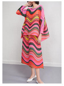 Ensemble deux pièces plissé arc-en-ciel pour femme : haut texturé élégant et jupe moulante – Vêtements d'été en gros pour le Bazar - Product Image 3