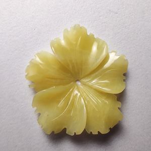 Pierre précieuse en vrac sculptée en forme de fleur d'olivier serpentinite brillante CN 25-44 mm pour souvenir F235 - Product Image 1