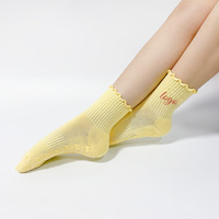 Chaussettes de Pilates antidérapantes en coton avec logo brodé et points de préhension pour femmes, idéales pour le yoga, la barre et l'entraînement en studio