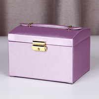 Boîte à bijoux personnalisée avec logo, en cuir PU, 3 couches, carrée, avec doublure mate dorée, boîte de rangement de luxe légère avec poignée à fermoir métallique