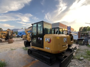 Mini-excavatrice CAT 305.5E2 d'occasion à faible nombre d'heures de fonctionnement avec chenilles en caoutchouc pour les projets d'aménagement paysager et de construction - Product Image 2