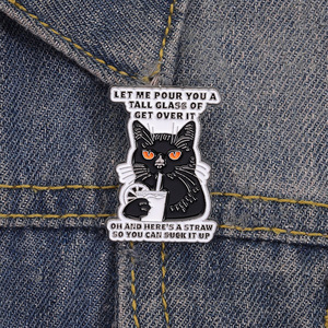 Al por mayor Broche de solapa de esmalte metálico con diseño de meme divertido de gato negro sarcástico '<span class=keywords><strong>Get</strong></span> <span class=keywords><strong>Over</strong></span> <span class=keywords><strong>It</strong></span>' para decoración de ropa y mochilas - Product Image 3