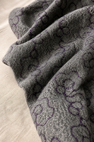 Tela de Poliéster 100% con Bordado de Camelia en Contorno Morado sobre Base Verde, Textil Bordado Floral para Prendas y Abrigos de Niñas
