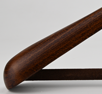 Cintre de luxe en bois de hêtre antique avec barre floquée à des niveaux simples pour vêtements pour salon
