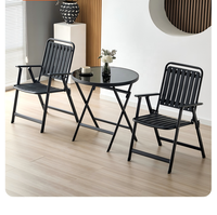 Table pliante en verre trempé avec structure en métal + 2 chaises pliantes avec structure en métal et assise en PP, idéale pour les jardins, les plages, les cafés en plein air