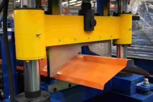 Presse à former des tuiles de toit et des tuiles de gouttière en <span class=keywords><strong>acier</strong></span> de haute qualité, contrôlée par PLC, garantie 1 an. - Product Image 2