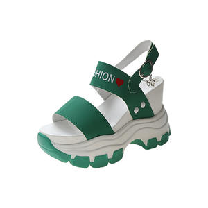 Vente en gros de chaussures plates décontractées à la mode, sandales à talons compensés, chaussures à plateforme pour femmes et dames - Product Image 1