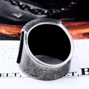 Anillo de Sello Triangular Negro de Acero Inoxidable 316 Impermeable para Hombre, Joyería Punk Motera Audaz y Rebelde en Tono Plata Antigua - Product Image 3