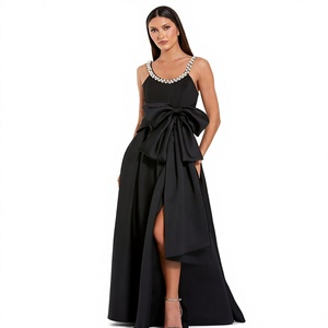 Robe de soirée élégante sans manches en satin, coupe fourreau trapèze longue, avec encolure perlée et détail nœud à fente avant, antistatique - Product Image 1