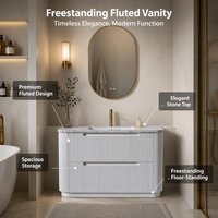 Ensemble de meuble-lavabo autoportant blanc cannelé en contreplaqué avec plateau en marbre blanc, vasque sous plan, miroir LED tactile ovale incurvé à pilier unique