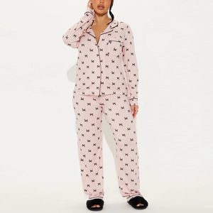 Pijamas de viscosa suave para mujeres que disfrutan de una tela ligera y fluida durante las cálidas noches de verano. - Product Image 4