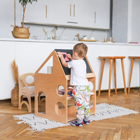 Ensemble bureau et chaise Montessori en bois pour enfants, table d'activités en forme de maison avec tableau noir, étagère à livres et étagères de rangement