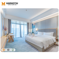 Ensemble de meubles modernes modulaires pour réception d'hôtel et appartements avec tables et chaises de restaurant