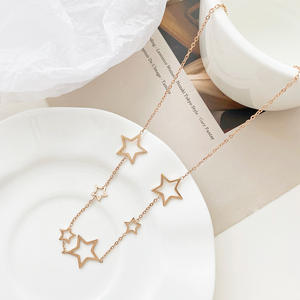 Catena a maglie in acciaio inossidabile di nuovo Design in oro rosa con collane da donna con gioielli di moda a stelle grandi e piccole - Product Image 1