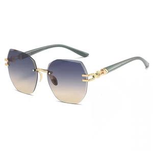 Gafas de Sol Unisex de Lujo Extra Grandes, Cuadradas, sin Marco, con Degradado Multicolor, Protección UV400, Color Gris, para Exteriores - Product Image 6