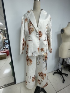 Conjunto de Traje de Satén con Estampado Floral para Mujer, Blazer de Manga Larga con Estampado Floral de Lujo, Pantalones con Detalle de Botones, Transpirable, Elegante, para Fiestas Nocturnas - Product Image 4