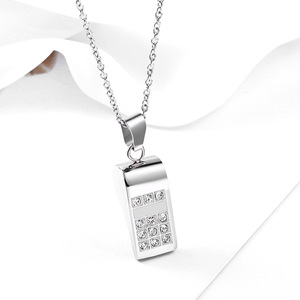 Collana con Ciondolo a Forma di Fischietto in Acciaio Inossidabile con Diamanti e Gemme, Nuovo Modello all'Ingrosso - Product Image 1