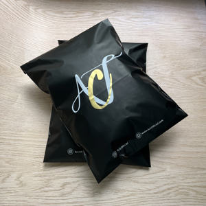 Enveloppes en polyéthylène noir mat personnalisées avec impression couleur - Sacs d'expédition de marque pour les marques de beauté et de mode - Product Image 3