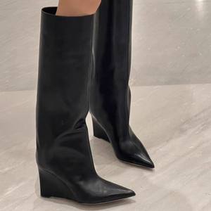 Nouvelles Bottes Hautes Femme Automne-Hiver 2025 à Bout Pointu, Coupe Droite Ajustée pour Mollets Larges, Talon Compensé, Style Équestre - Product Image 4