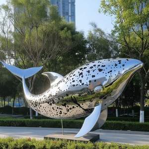Sculpture de baleine moderne en acier inoxydable de grande taille pour l'extérieur, avec surface polie miroir et texturée, pour la décoration artistique des jardins, parcs et places publiques - Product Image 3