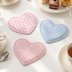 Posavasos de tela suave con forma de corazón, resistente al calor, creativo, con rayas, para decoración del hogar, cafetería, bodas, cumpleaños y fiestas. - Product Image 1