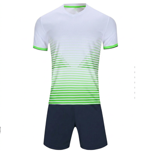 ชุดเสื้อฟุตบอลผู้ชายลายทางแบบสั่งทำ OEM พร้อมกางเกงขาสั้น คอวี ระบายเหงื่อได้ดี ทรงสปอร์ต เหมาะสำหรับฤดูร้อน - Product Image 1
