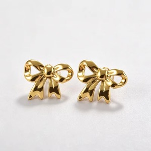 Boucles d'oreilles minimalistes en forme de nœud creux, plaquées or 18 carats, en acier inoxydable, anti-allergie, petites boucles d'oreilles en forme de nœud pour femmes, à porter au quotidien - Product Image 2