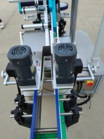 Machine d'étiquetage automatique à surface plane pour boîtes de cartes et pochettes