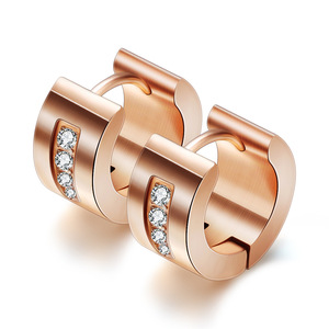 Boucles d'oreilles Huggie 7MM semi-circulaires creuses en acier inoxydable incrustées de zircon à une rangée pour femme, usage quotidien, or rose et or - Product Image 4