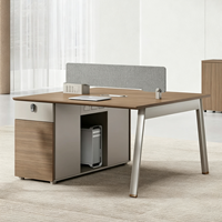 Poste de travail moderne et simple de qualité E0, écologique, pour 4 personnes, avec cloison de bureau et combinaison table-chaise pour personnel