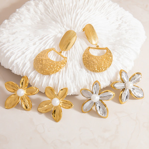 Pendientes de Flor con Incrustaciones de Perlas en Oro y Plata, Diseño Geométrico, para Uso Diario - Product Image 2