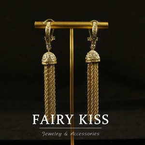 Boucles d'oreilles vintage à chaîne et pampilles de style médiéval, longues et tombantes, plaquées or véritable, incrustées de clous d'oreilles complets - Product Image 1