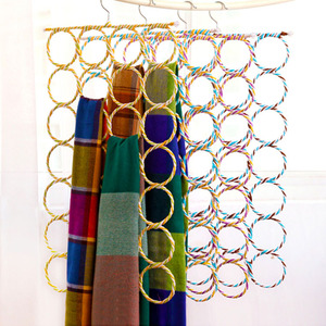 Expositores al por mayor de múltiples anillos para corbatas y bufandas, percheros de cuerda trenzada, expositores para bufandas de seda y chales, almacenamiento plegable para el hogar. - Product Image 1